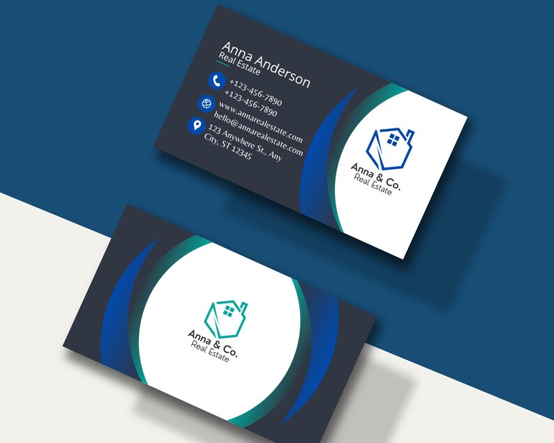 Pode incluir: Um cart&atilde;o de visita azul escuro e branco com um &iacute;cone de casa azul e verde. O texto no cart&atilde;o diz "Anna Anderson Real Estate" e inclui informa&ccedil;&otilde;es de contato. O cart&atilde;o tamb&eacute;m apresenta o texto "Anna & Co. Real Estate".