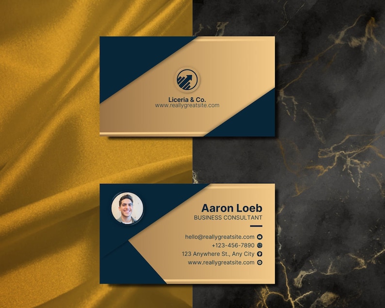 Pode incluir: Um cart&atilde;o de visita com um design dourado e azul. O cart&atilde;o apresenta o nome "Aaron Loeb" e o t&iacute;tulo "Consultor de Neg&oacute;cios". O cart&atilde;o tamb&eacute;m inclui informa&ccedil;&otilde;es de contato, incluindo um endere&ccedil;o de e-mail, um n&uacute;mero de telefone e um endere&ccedil;o de site.
