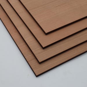 K&ouml;nnte beinhalten: Vier rechteckige Holzplatten in einem r&ouml;tlich-braunen Farbton sind diagonal gestapelt. Die Holzmaserung ist sichtbar und verl&auml;uft horizontal &uuml;ber jede Platte. Die Kanten der Platten sind dunkler braun und bilden einen definierten Rand.