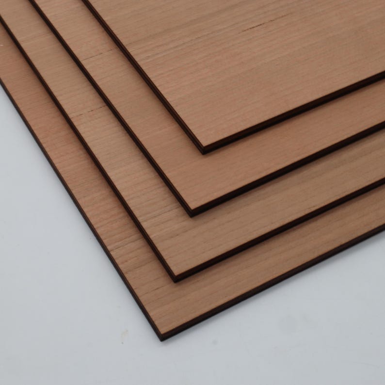 K&ouml;nnte beinhalten: Vier rechteckige Holzplatten in einem r&ouml;tlich-braunen Farbton sind diagonal gestapelt. Die Holzmaserung ist sichtbar und verl&auml;uft horizontal &uuml;ber jede Platte. Die Kanten der Platten sind dunkler braun und bilden einen definierten Rand.
