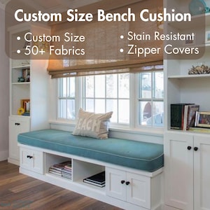 Può includere: Un cuscino per panca bianco con una fodera in tessuto blu e scomparti di stoccaggio sotto. La panca è posizionata davanti a una finestra con una tenda in tessuto marrone. Il testo "Custom Size Bench Cushion" è visualizzato sopra l'immagine. Il testo "Custom Size", "50+ Fabrics", "Stain Resistant" e "Zipper Covers" è elencato sotto l'immagine.