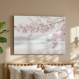 Puede incluir: Una taza de cerámica blanca con un asa negra y el texto "But First, Coffee" en negrita negra. La taza está sobre una superficie de madera. La taza mide aproximadamente 10 cm de alto.