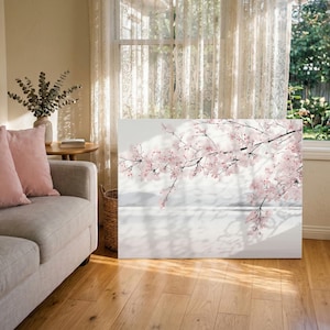 Quadro em tela com estampa de flor de cerejeira – Arte panorâmica para spa japonês, galho de sakura em lago enevoado, decoração em tons neutros de rosa.