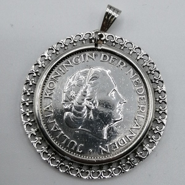 Silver Pendant with 2 1/2 Dutch Gulden Piece from 1960 | Queen Juliana | Diameter 42mm | Weight 21.2 grams