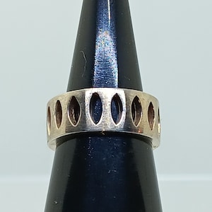 Symmetrical Ring | Affordable Luxury Silver Ring | Tight Open Elipse all around | Trendy and Responsible