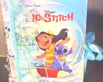 Handgemachtes Lilo und Stitch Junk Journal, Disney Golden Book, Ohana Memory halter, Charm Baumeln, genähte Unterschriften, Scrapbook Geschenk