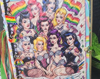 Handgefertigtes Pride Journal – Interaktives Junk Journal mit Regenbogen Charm Details