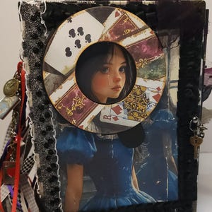 Diário de Arte Artesanal Gótico Alice no País das Maravilhas | Capa Giratória Interativa | Diário de Arte Fantasia Sombria | Peça Única de Colecionador