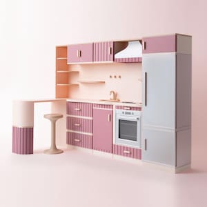 Könnte beinhalten: Eine Miniaturküche in Rosa- und Weißtönen. Das Set umfasst Schränke, einen Kühlschrank, einen Backofen, ein Waschbecken und eine Frühstücksbar mit Hocker. Die Schränke haben ein strukturiertes Design. Die Gesamtästhetik ist modern und verspielt.