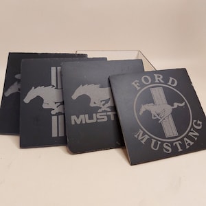 Sous-verres en ardoise, logos voiture haut de gamme, Ford Mustang. Achat par unité ou par quatre avec boite de rangement.