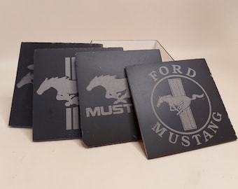 Sous-verres in ardoise, logo's voiture haut de gamme, Ford Mustang. Achat par unité or par quatre avec boite de rangement.