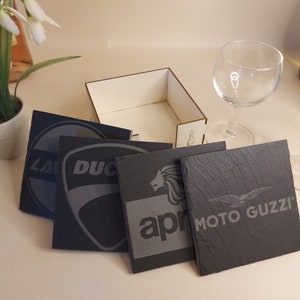 Sous-verres en ardoise, logos Moto Italiennes (Ducati, Laverda, Moto Guzzi + autres). Achat par unité ou par quatre avec boite de rangement.