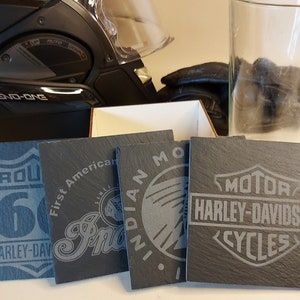 Sous-verres en ardoise, logos Moto Etats Uni (Harley Davidison & Indian). Achat par unité ou par quatre avec boite de rangement.