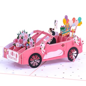 Mooi bruidspaar met ballon en bloemen op handgemaakte pop-upkaart rode auto