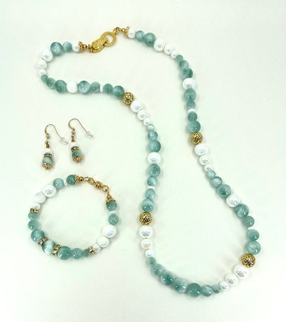 Ensemble Collier Et Boucles D'oreilles En Pierres Vertes Chatoyantes - Neuf Avec étiquettes