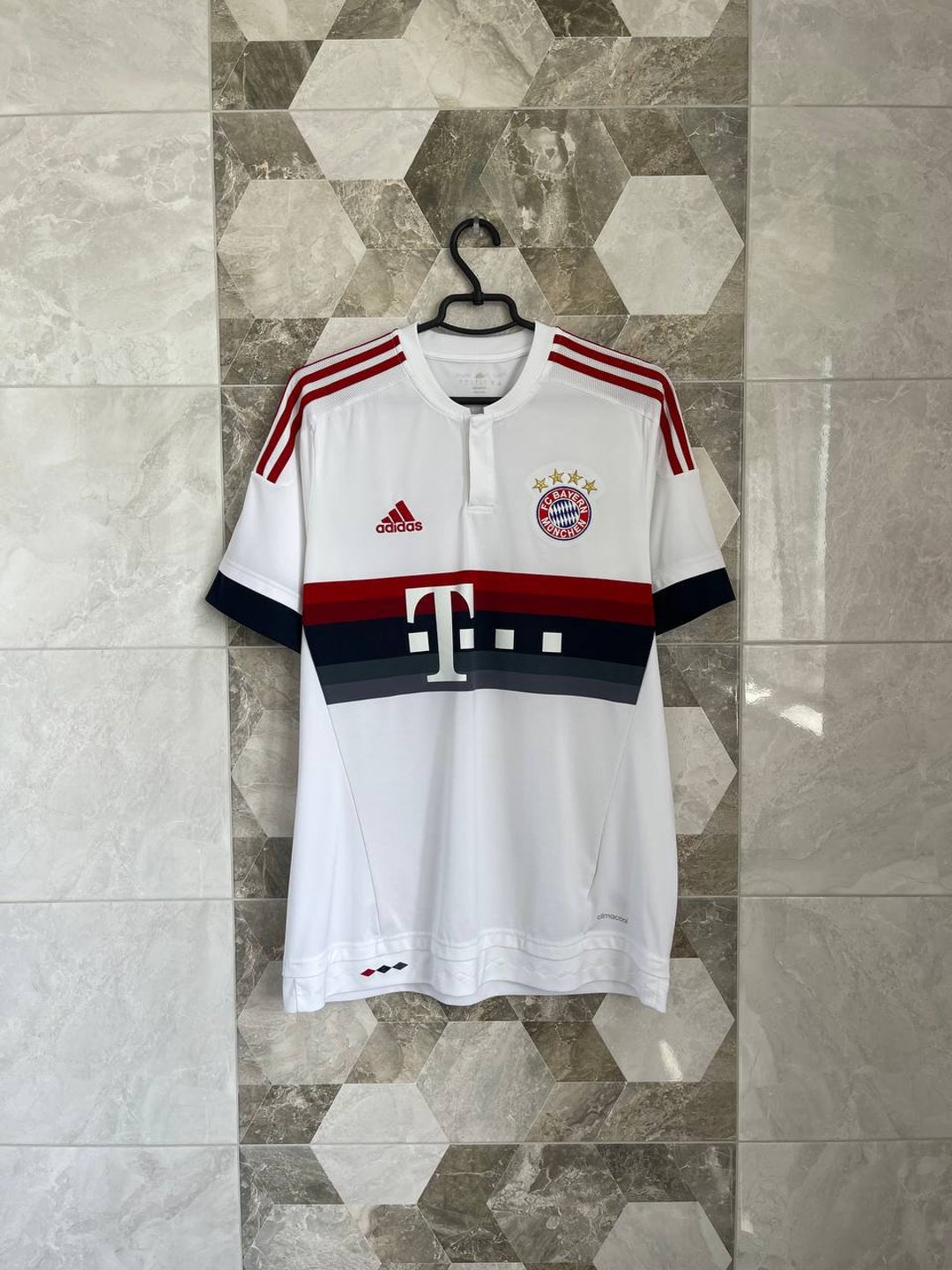 Maillot Domicile Bayern Munich 2015-2016 - Dédicacé Par 22 Joueurs - Marque Nike - Fabriqué En Thaïlande - Pièce Collector