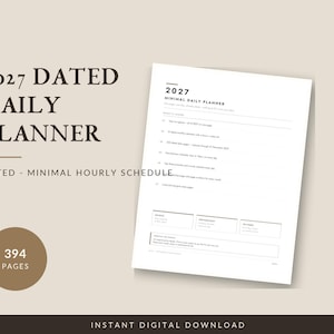 Peut inclure: Un agenda quotidien daté 2027 de 394 pages avec un emploi du temps horaire minimaliste. Le texte indique 2027 DATED DAILY PLANNER, DATED - MINIMAL HOURLY SCHEDULE, 394 PAGES et INSTANT DIGITAL DOWNLOAD sur un fond de couleur beige.