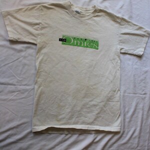 Camiseta vintage de punto sencillo de la fraternidad universitaria Delta Lambda Phi de San José de Omies