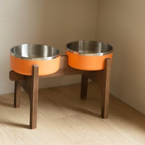 HappyBowl Erhöhter Hundenapfständer aus Buchenholz für große Hunde mit 2 Edelstahlnäpfen. Zwei Näpfe im Set/Personalisierter Hundenapf