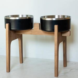 Ciotola rialzata per cani HappyBowl Yeti. Le ciotole non sono incluse. Supporto per l'alimentazione dei cani in legno di faggio fatto a mano. Supporto in legno di faggio.