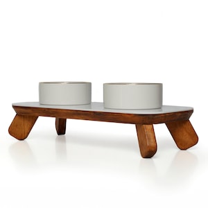 HappyBowl handgemaakte keramische voerbakken voor huisdieren op een houten standaard met een witte acryl bovenkant - Voerstation voor katten en kleine honden