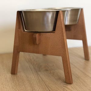 HappyBowl Supporto rialzato per ciotola per cani in legno di faggio per cani di grossa taglia con 2 ciotole in acciaio inossidabile in un set. Stabilità extra immagine 1