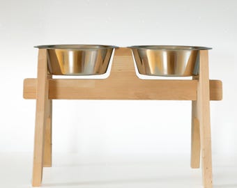 Supporto per ciotole per cani HappyBowl in legno di faggio fatto a mano, ideale per cani di taglia grande, con 2 ciotole in acciaio inossidabile.