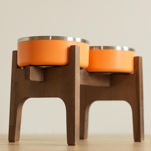 Gamelle surélevée HappyBowl Yeti pour chien. Gamelles non incluses. Support pour chien en bois de hêtre fabriqué à la main. Support en bois de hêtre.