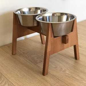 HappyBowl Supporto rialzato per ciotola per cani in legno di faggio per cani di grossa taglia con 2 ciotole in acciaio inossidabile in un set. Stabilità extra immagine 3