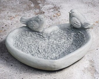 Heart pot with two birds figure Concrete heart water bowl statue Garden water drinker sculpture