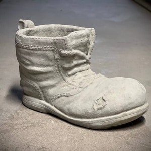 Concrete old shoe flowers planter figure Outdoor garden pot statue Boot water drinker sculpture