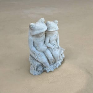 Figurine de deux grenouilles Crapaud assis sur un rocher Figurine d'animal de lac en béton Statue de jardin ou de terrasse en plein air Figurine de couple de grenouilles