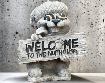 Welcome to the nuthouse statue Concrete squirrel with welcome plate figurine Entrance garden sculpture