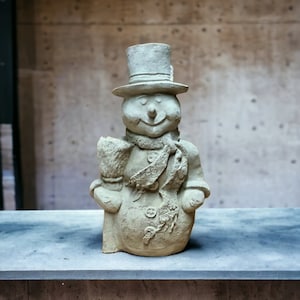 Detailed snowman statue Concrete winter decoration Outdoor snowman decoration Winter style figure
