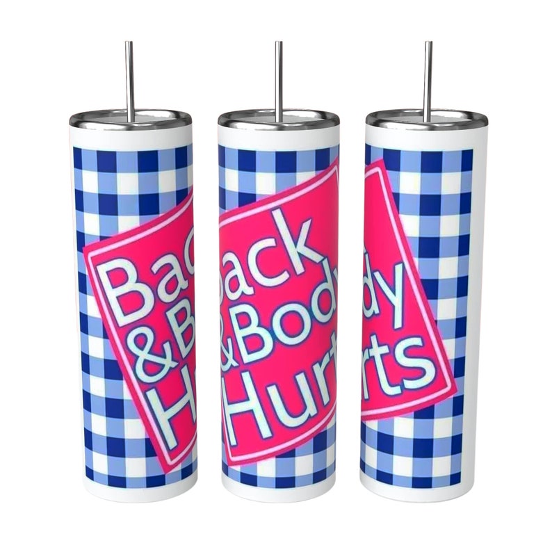 Puede incluir: Tres vasos de acero inoxidable con un patr&oacute;n de cuadros azules y blancos. Los vasos tienen un cuadrado rosa con el texto "Back & Body Hurts" en blanco.