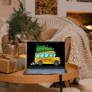Może przedstawiać: Laptop wyświetla kresk&oacute;wkę ż&oacute;łtego autobusu szkolnego ozdobionego choinką i łańcuchem światełek. Laptop stoi na drewnianym stole z pudełkiem prezentowym i wazonem z zielenią.