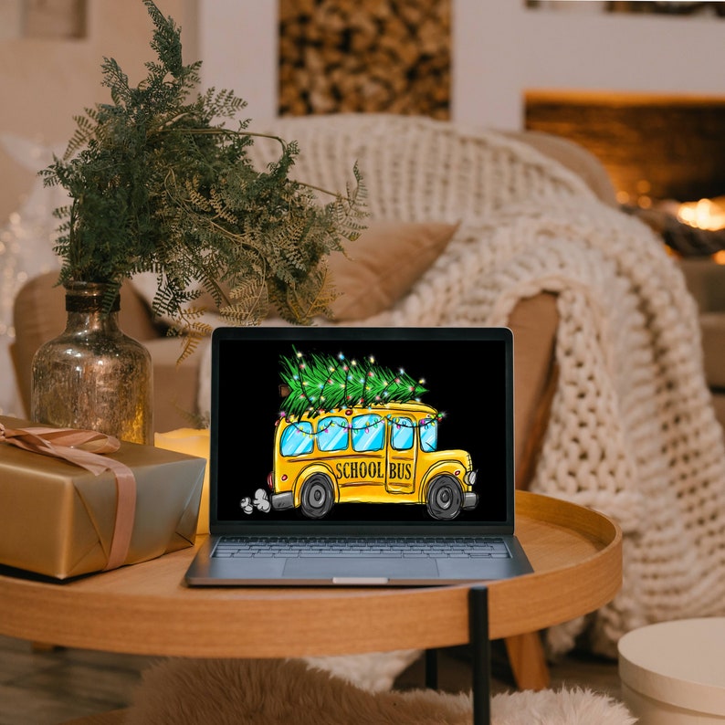 Może przedstawiać: Laptop wyświetla kresk&oacute;wkę ż&oacute;łtego autobusu szkolnego ozdobionego choinką i łańcuchem światełek. Laptop stoi na drewnianym stole z pudełkiem prezentowym i wazonem z zielenią.