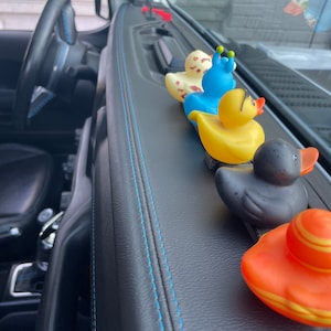 Duck Duck Dashboard - Clip-in Rubber Duck Mounting Bar for 2018-2023 Jeep wrangler (JL). Requires no adhesive. Fits 5 reg sized ducks