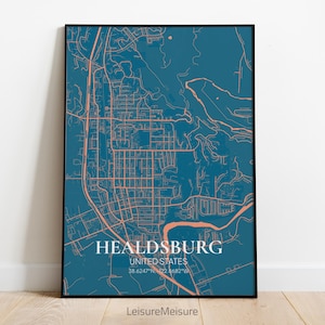 Może przedstawiać: Druk mapy Healdsburg, Stany Zjednoczone, w kolorze turkusowym i brzoskwiniowym. Mapa przedstawia ulice i drogi wodne miasta. Tekst "Healdsburg, Stany Zjednoczone, 38.6247° N, 122.8682° W" jest wydrukowany na dole mapy.