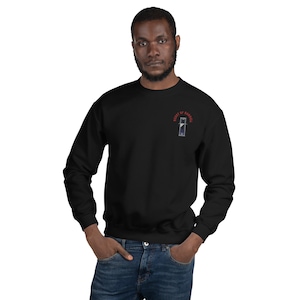 Könnte beinhalten: Schwarzer Pullover mit einem roten gestickten Design einer Guillotine mit dem Text "Beast of Bordell" darüber.