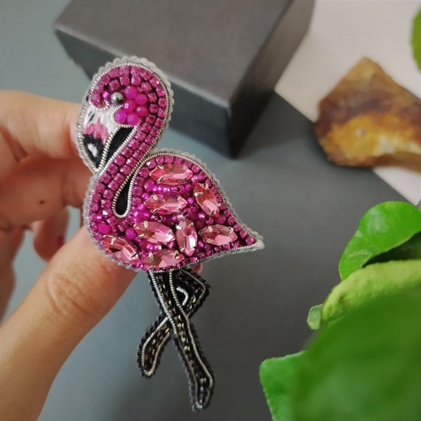 Broche en forme de flamant, cristal avec des perles naturelles, brodée, article fait main, bijou décoratif, idée cadeau