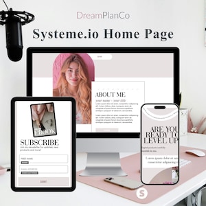 Puede incluir: Una configuración de marketing digital con un monitor de computadora, una tableta y un teléfono inteligente que muestra un sitio web. La tableta muestra un formulario de suscripción de libro electrónico. El teléfono inteligente muestra "ARE YOU READY TO LEVEL UP". El monitor muestra "ABOUT ME". El texto "DreamPlanCo" y "Systeme.io Home Page" son visibles.