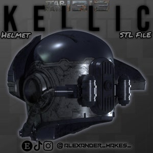 Pu&ograve; includere: Un modello di casco stampato in 3D, progettato per assomigliare a un casco futuristico. Il casco &egrave; blu scuro e grigio con un aspetto consumato e rovinato. Il casco ha una visiera grande e una variet&agrave; di dettagli, tra cui una piccola antenna e un paio di attacchi laterali. Il casco &egrave; etichettato "Helmet" e "STL File".