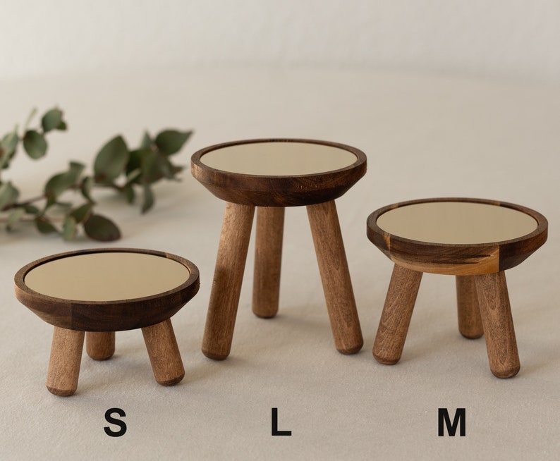 Der kleine Tisch ist in drei Größen zu haben. Größe S, Größe M und Größe L. Die größte Variante ist 11 Zentimeter hoch.