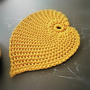 Serving or decorative mat crocheted from recycled Oeko-Tex cotton