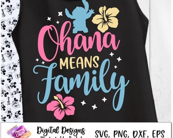 Op de afbeelding: Een zwart tanktop met een blauw Stitch-personage, gele en roze hibiscusbloemen en de tekst "Ohana Means Family" in roze, geel en blauw.