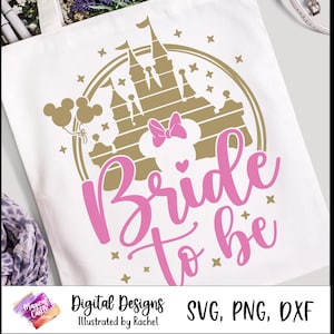 Può includere: Borsa tote bianca con un castello dorato, palloncini di Topolino e la scritta rosa "Bride to be". Il design include stelle e una silhouette di Minnie Mouse con un fiocco. La parte inferiore della borsa riporta la scritta "Digital Designs Illustrated by Rachel" e "SVG, PNG, DXF."