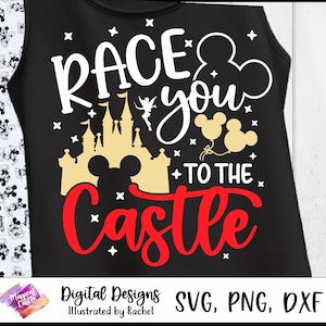 Pode incluir: Top preto com a frase "Race you to the Castle" em branco e vermelho. O design inclui um castelo dourado, silhuetas do Mickey Mouse e estrelas. A parte inferior da imagem tem o texto "Digital Designs Illustrated by Rachel" e informações do tipo de arquivo.