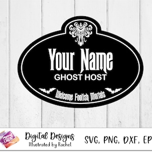 Może przedstawiać: Czarny owalny znak z białym tekstem: "Your Name, GHOST HOST, Welcome Foolish Mortals." Znak ma dekoracyjny wierzch i sylwetki nietoperzy. Na dole obrazu znajduje się tekst "Digital Designs Illustrated by Rachel" i opcje typu pliku.