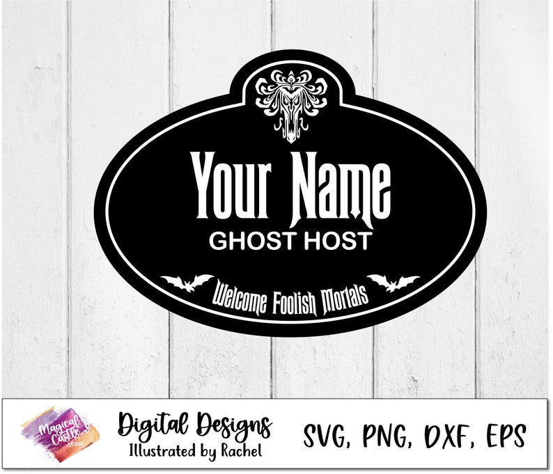 Może przedstawiać: Czarny owalny znak z białym tekstem: "Your Name, GHOST HOST, Welcome Foolish Mortals." Znak ma dekoracyjny wierzch i sylwetki nietoperzy. Na dole obrazu znajduje się tekst "Digital Designs Illustrated by Rachel" i opcje typu pliku.